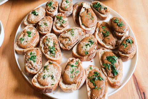 Crostinis mit Linsen-Hummus