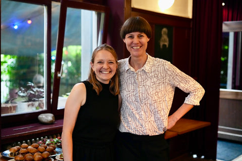Fabienne Thomann & Ina Bernhardt vor dem Mokä-Buffet beim Food Zurich Kochworkshop 2025.