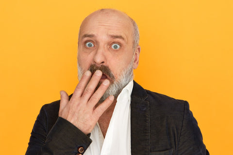 lustiger-glubschäugiger-überraschter-rentner-mit-dickem-bart-der-erschrocken-den-mund-mit-der-hand-bedeckt-nachdem-er-unerwartet-schlechte-nachrichten-erhalten-hat-mit-ängstlichem-und-verwirrtem-gesichtsausdruck